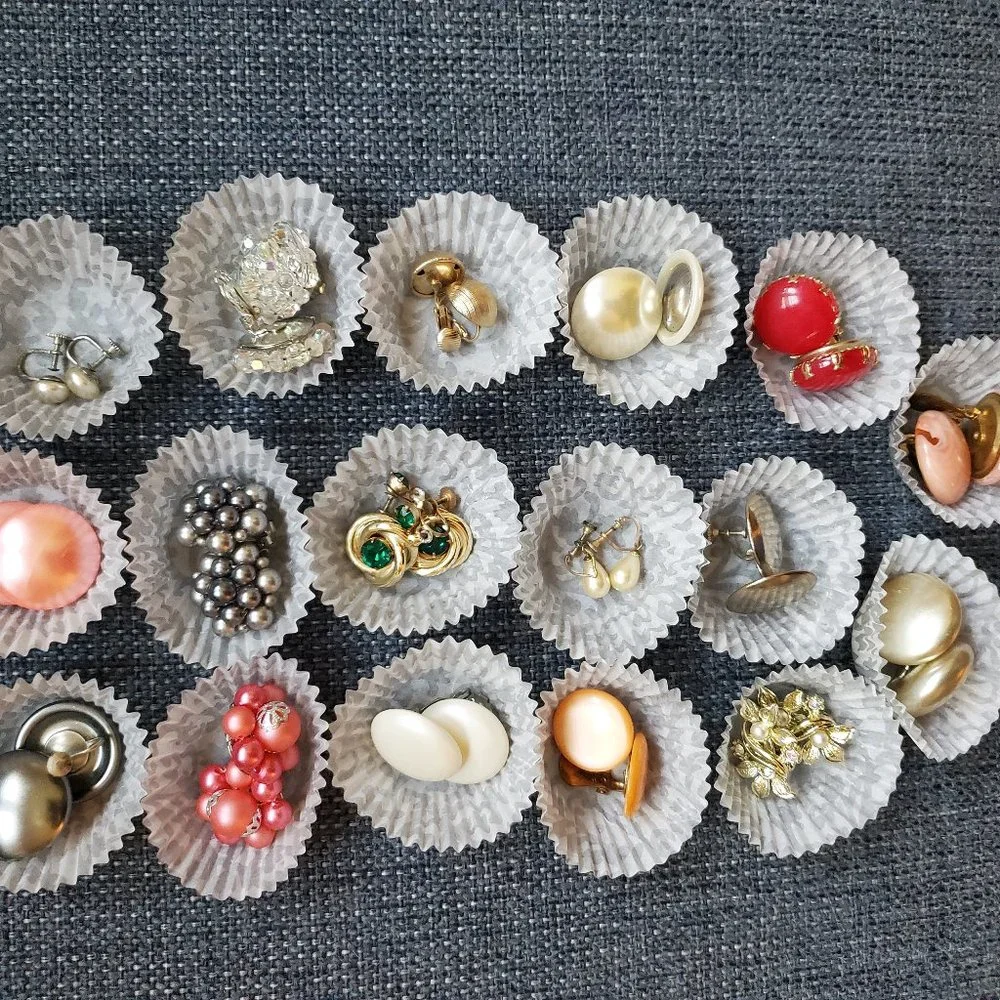 Large Collection of Vintage Costume Jewelry - Picture 6 of 7